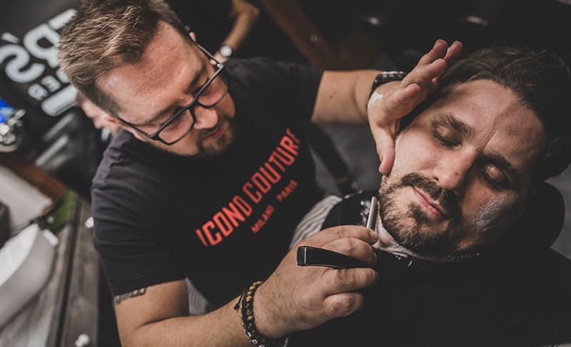 Klasszikus késes borotválás a Roger's Barberben