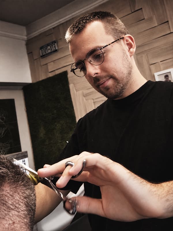 Marci, a Roger's Barber barbere munka közben